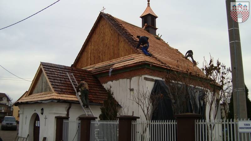 : Remont  dachu - układanie gontów. 